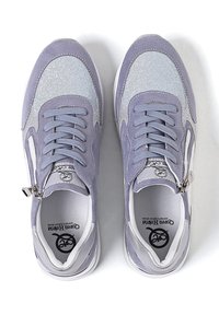 Sneaker viola chiaro realizzate con una combinazione di materiale scamosciato e mesh, punta tonda, lacci e un dettaglio con zip laterale. Suola bianca e logo interno.