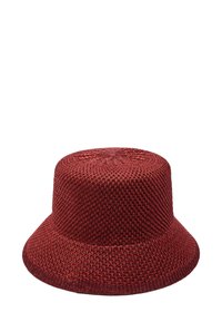 Czerwony pleciony kapelusz-bucket z teksturowanym wzorem, okrągłym szczytem i szerokim, nachylonym w dół rondem, wykonany z lekkiego materiału.