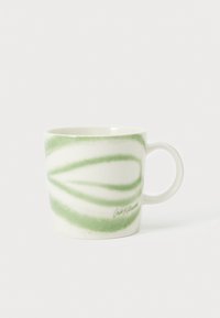 Taza de cerámica con base blanca y patrón verde en espiral, con asa curvada y acabado brillante. La marca aparece en un lado.