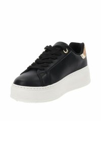 Zapatilla de cuero negro con suela de plataforma blanca, cordones planos y un acento texturizado en el talón. Presenta un detalle de ojal en tono dorado.