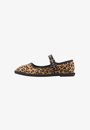 Biele leopardie topánky s plochou podrážkou, okrúhle špičky, čiernym lemovaním a sponou. Mäkko materiál a textúrovaný povrch vytvárajú jedinečný dizajn.