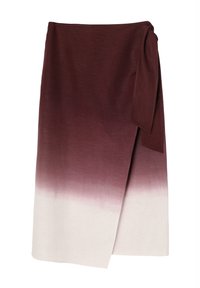Bordeauxrode wikkelrok met een verloop naar off-white, gemaakt van lichtgewicht stof met een ceintuur die gestrikt wordt.
