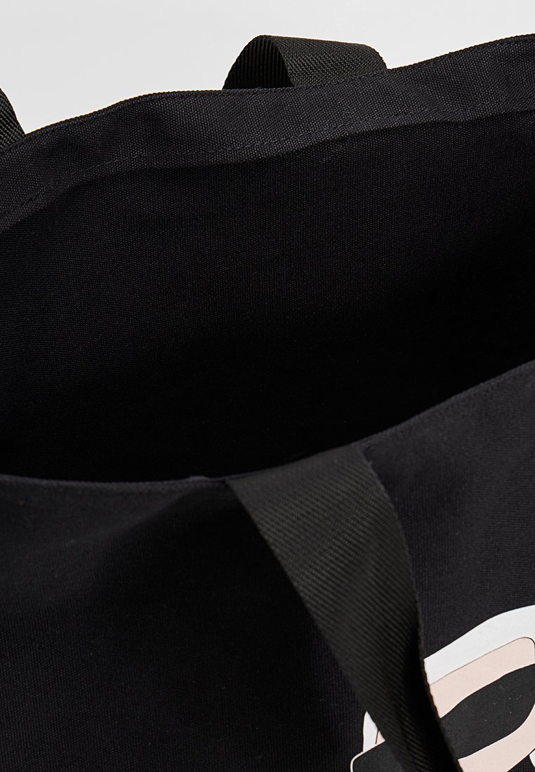 Schwarze Stoff-Tasche mit breiten Griffen, ausgestattet mit einem glatten Innenraum und einem bedruckten Design auf einer Seite. Strapazierfähig, große Kapazität.