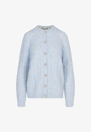 Lichtblauwe kabelgebreide cardigan met lange mouwen, ronde halslijn en zes zilveren knopen aan de voorkant.