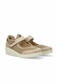 Zapatos Mary Jane beige con paneles de malla, detalles de ante y suela de cuña blanca. Cuenta con una correa ajustable para un ajuste seguro y comodidad.
