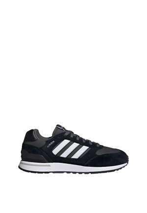 Zwarte Adidas sneaker met witte drie strepen, zwarte veters en witte zool, zijaanzicht naar rechts op een witte achtergrond.