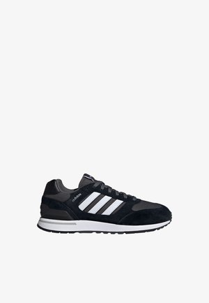 Czarny sneaker Adidas z białymi trzema paskami, czarnymi sznurowadłami i białą podeszwą, pokazany z profilu bocznego, skierowany w prawo na białym tle.