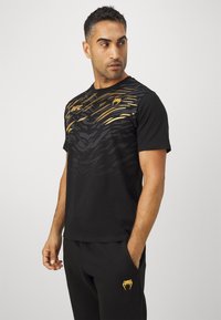 Venum UFC AUTHENTIC FIGHT NIGHT 4.0 REPLICA MENS - Camiseta estampada - black/gold
