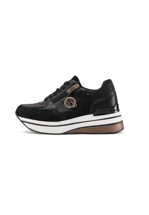 Scarpe da ginnastica nere con suola a zeppa, dotate di una punta testurizzata, una cerniera laterale e un logo decorativo. Accenti bianchi e bronzo esaltano il design.