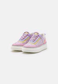 Vetersneakers met een geweven patroon in pastelroze en lavendel, met een witte zool en gele accenten. Textiel bovenwerk.