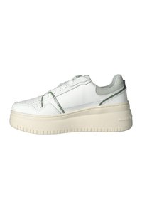 Sneaker platform bianca con suola crema, chiusura con lacci frontale, punta traforata e dettagli verdi sul lato e sul colletto del tallone.