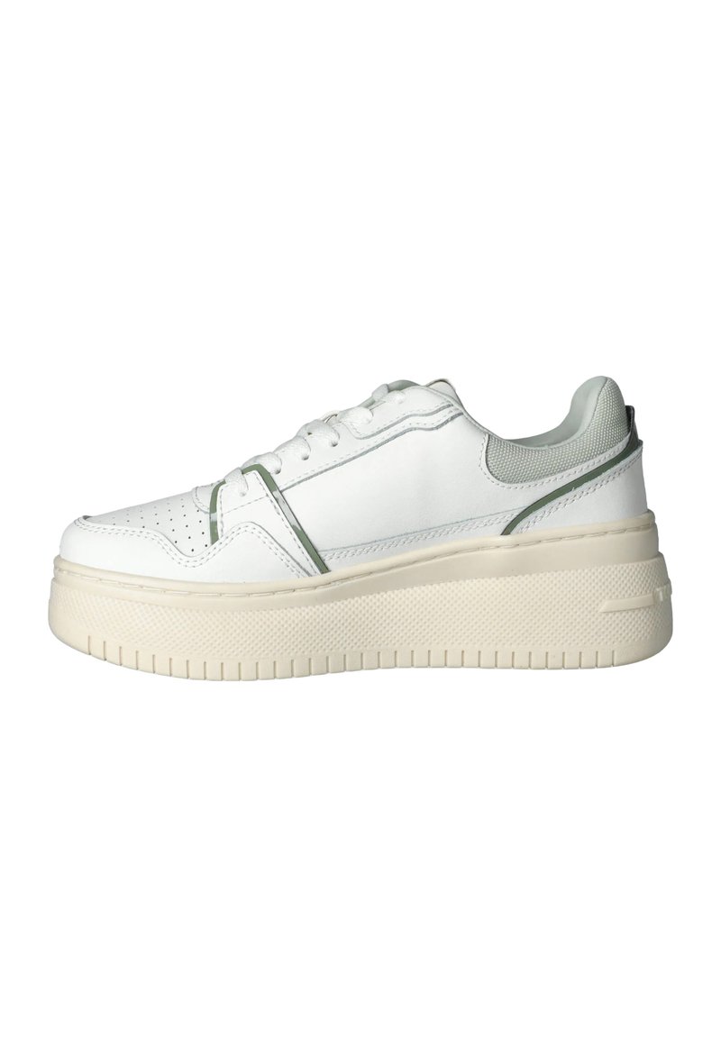 Sneaker platform bianca con suola crema, chiusura con lacci frontale, punta traforata e dettagli verdi sul lato e sul colletto del tallone.