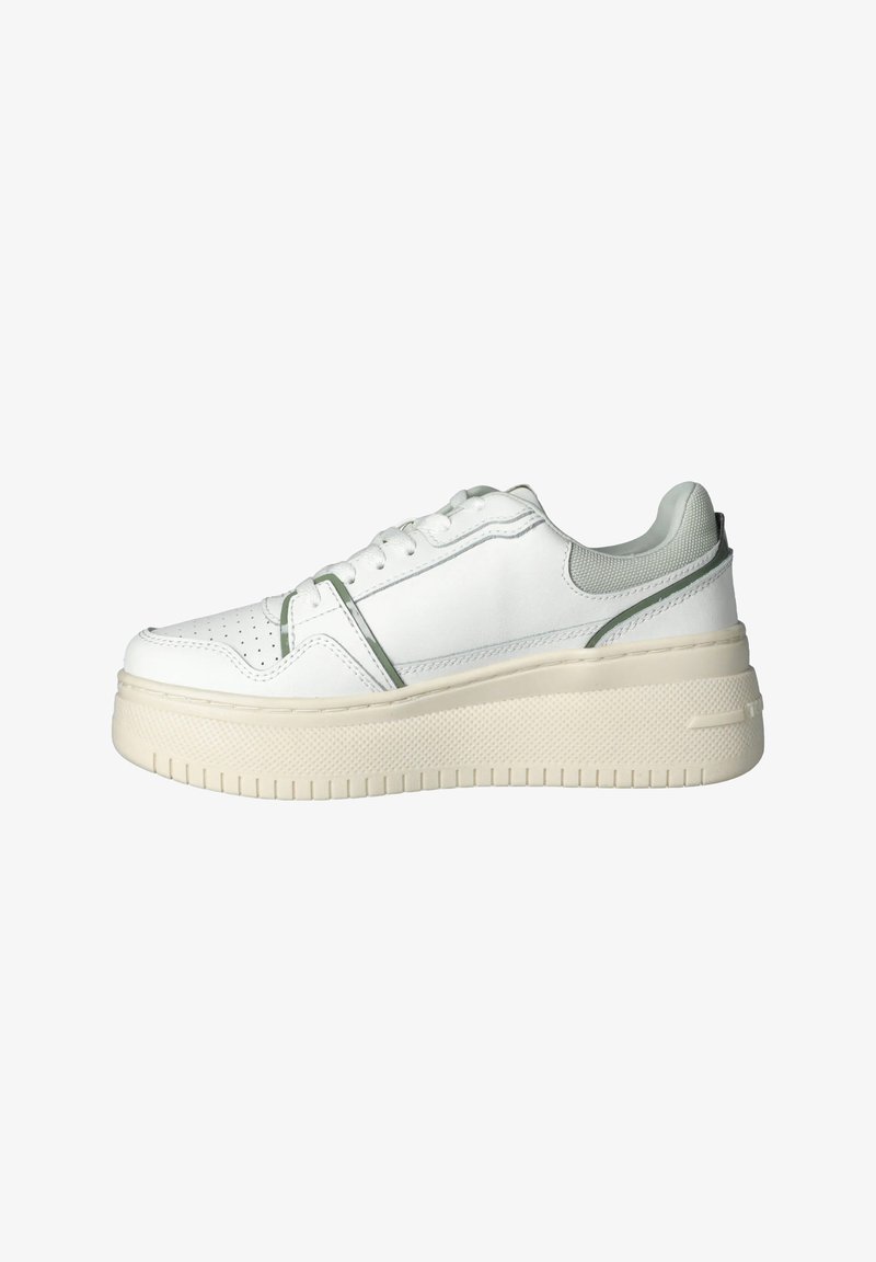 Sneaker platform bianca con suola crema, chiusura con lacci frontale, punta traforata e dettagli verdi sul lato e sul colletto del tallone.