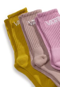 Drei Paare gerippte Socken in Gelb, Pink und Hellpink, mit einem Logo. Hergestellt aus weichem Strickmaterial mit elastischen Bündchen.