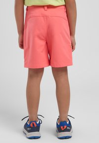 Pantaloni shorts color corallo realizzati in tessuto leggero, caratterizzati da una texture liscia e un design semplice. Lunghezza corta con una vestibilità relax.