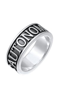 Silverfärgad metallring med en plan band. Utmärker sig av ordet "AUTONOMY" präglat i en kontrasterande mörk finish längs ytan.