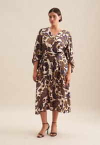 Floralprint-Wickelkleid in Creme, Blau und Gold. Mit Ballonärmeln, einem V-Ausschnitt und einem passenden Gürtel aus leichtem Stoff.