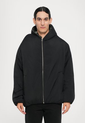 Schwarze Daunenjacke mit Reißverschluss, großer Kapuze und zwei Seitentaschen; verfügt über eine glatte Oberfläche und elastische Bündchen.