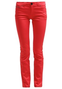 Jeans ajustados rojos fabricados con una tela suave; presenta un botón frontal, cuatro bolsillos y una cinturilla con pasadores. Forma entallada y ajustada.