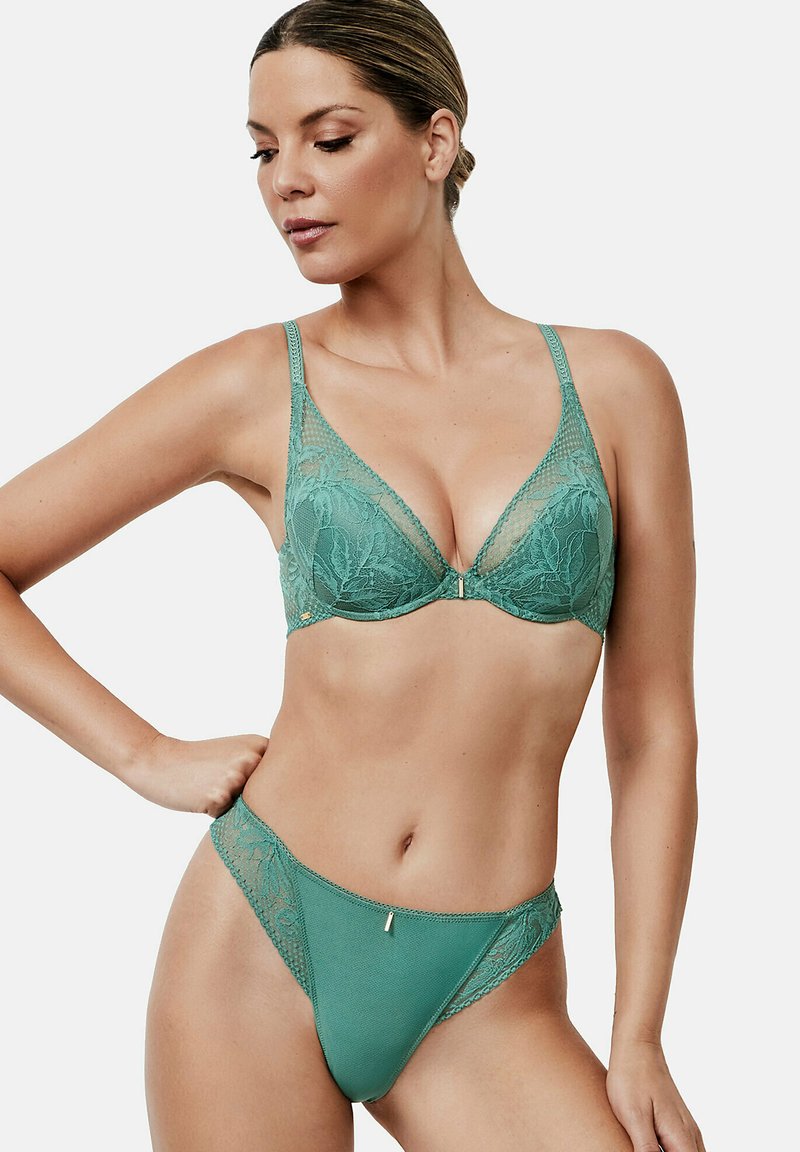 Ensemble de lingerie en dentelle turquoise, comprenant un soutien-gorge triangle avec des bretelles réglables et un string assorti avec de délicats motifs floraux et des accents subtils.