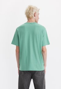 Levi's® RELAXED FIT GRAPHIC TEE - Camiseta básica - chrome headline beryl green