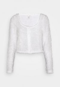 Vit, kortärmad cardigan i fluffigt material; har långa ärmar, rund halsringning och framknäppning med knappar. Enkelt design.