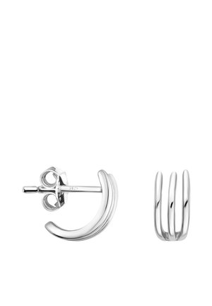 Par sølvbelagte ørestikker med tre parallelle buede stænger og sommerfugle-lukninger på en hvid baggrund.