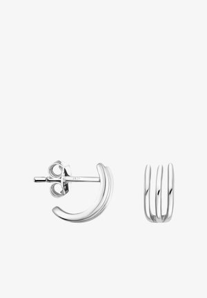 Paire de boucles d'oreilles clous en argent poli avec trois barres courbes parallèles et attaches papillon sur fond blanc.