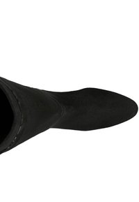 Czarne zamszowe botki do kostki z ostrym noskiem i gładką teksturą; minimalistyczny design bez widocznych elementów metalowych lub zdobień.