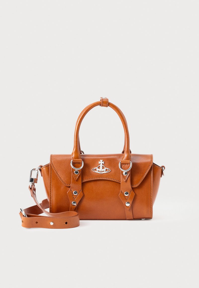 Borsa a mano in pelle color nocciola con una forma strutturata, doppi manici e una tracolla regolabile. Presenta dettagli in metallo argentato e accenti decorativi.