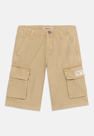 Μπεζ cargo σορτς με κούμπωμα κουμπιού και φερμουάρ, δύο εμπρόσθιες τσέπες και δύο μεγάλες τσέπες με καπάκι σε κάθε πόδι, ετικέτα στη δεξιά τσέπη.