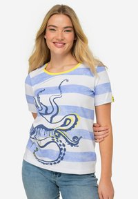 Camiseta de manga corta a rayas azules y blancas, con un gran gráfico de pulpo en azul y amarillo, y un cuello redondo amarillo.