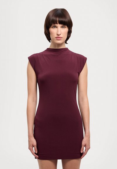 Μπορντώ φόρεμα φτιαγμένο από λείο, ελαστικό ύφασμα, με κοντά μανίκια και ψηλή λαιμόκοψη, κομψή γραμμή και μινιμαλιστικό σχέδιο.