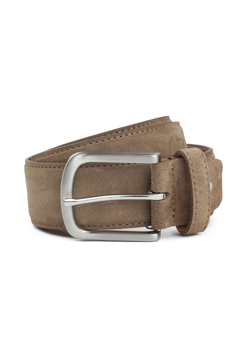 Lichtbruine suede riem met een zilveren rechthoekige metalen gesp, netjes opgerold op een witte achtergrond.