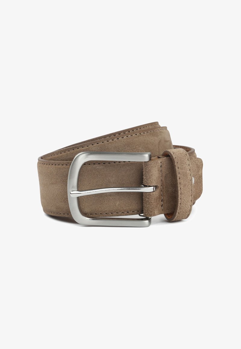 Lichtbruine suede riem met een zilveren rechthoekige metalen gesp, netjes opgerold op een witte achtergrond.