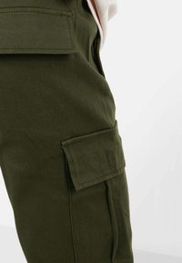 Olijf groene cargobroek met twee zijzakken, gemaakt van een katoenmix. Kenmerkt zich door een gladde textuur en een getailleerd design.