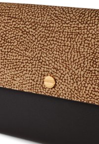 Clutch in pelle marrone con texture, fondo nero liscia e un accentuazione circolare in oro, caratterizzata da un motivo distintivo sulla superficie.