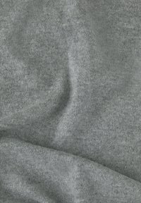Tessuto a maglia grigio heather morbido, con una texture liscia, caratterizzato da sottili variazioni di tonalità e un aspetto drappeggiato e fluido.