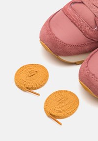 Saucony JAZZ ORIGINAL - Sportcipő - pink/orange