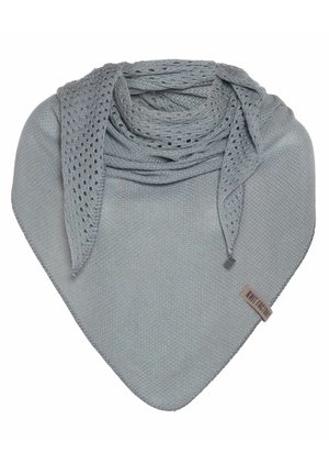 Écharpe triangulaire tricotée gris clair, avec une section drapée en dentelle ajourée et une petite étiquette Knit Factory.