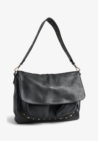 Sélectionné, black studs
