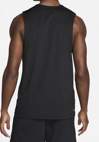 Camiseta atlética sin mangas negra de tejido ligero, con una textura suave y detalles de costura sutiles. Diseño resistente.
