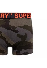 Boxers à motif camouflage en gris foncé et vert olive, dotés d'une ceinture élastique noire avec un logo orange vif.
