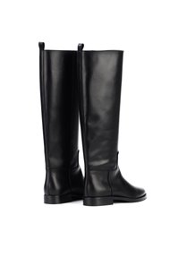 Stivali alti neri in pelle con una texture liscia, punta arrotondata, tacco piatto e un delicato dettaglio di cucitura lungo il lato.