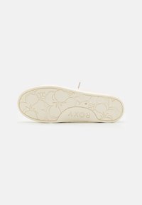 Buty marki Roxy z białą, gumową podeszwą o fakturze i wzorze kwiatowym. Podeszwa zewnętrzna ma logo i jest gładka, szeroka oraz zaokrąglona.