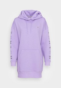 Lyslilla hoodie lavet af en blanding af bomuld, med en front kangaroo-lomme, snoretræk og trykte logoer på ærmerne.