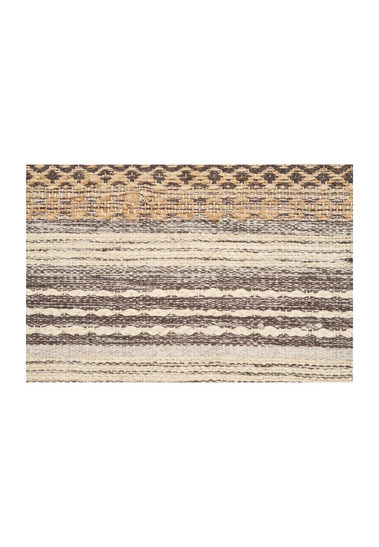 Woven rug w obszarze w paski w odcieniach beżu, brązu i kremu. Posiada teksturowaną powierzchnię z geometrycznymi wzorami i różnymi szerokościami pasków.