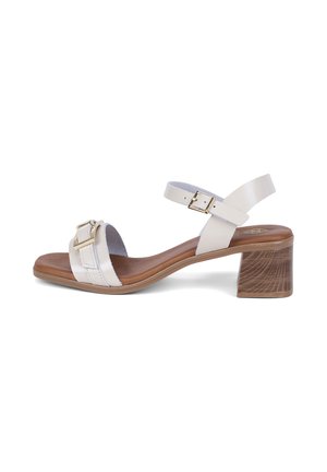 Sandale en cuir blanc avec deux brides à boucle dorée, semelle intérieure marron rembourrée et talon bloc en bois.