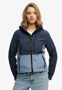 Kurtka softshell w kolorze granatowym i jasnoniebieskim, z zamkiem błyskawicznym z przodu, kapturem oraz dwiema bocznymi kieszeniami na czarne zamki. Gładka tekstura i dopasowany krój.