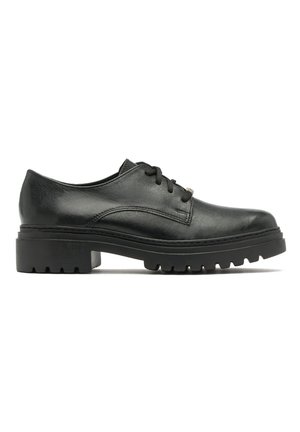 Zwarte leren veterschoen oxford met robuust profielzool en lage hak, zijaanzicht op witte achtergrond.